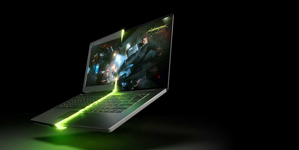 Elegantní notebook se zářivými zelenými akcenty zobrazuje na displeji scénu ze hry Cyberpunk 2077, která navozuje futuristickou atmosféru.