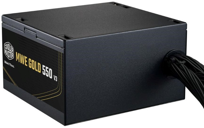 Na obrázku je zadní část napájecího zdroje Cooler Master s pevně připojenou kabeláží, která vychází z jednoho otvoru v zadní stěně. Z boku je vidět štítek MWE Gold 550 V3. Zdroj působí jednoduše, kompaktně a je v nemodulárním provedení.