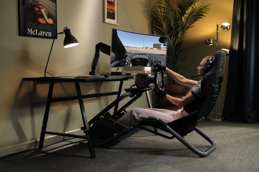Pedály Logitech G RS Pedals jsou navrženy pro realistické závodění a snadno se začlení do moderní sim racingové sestavy