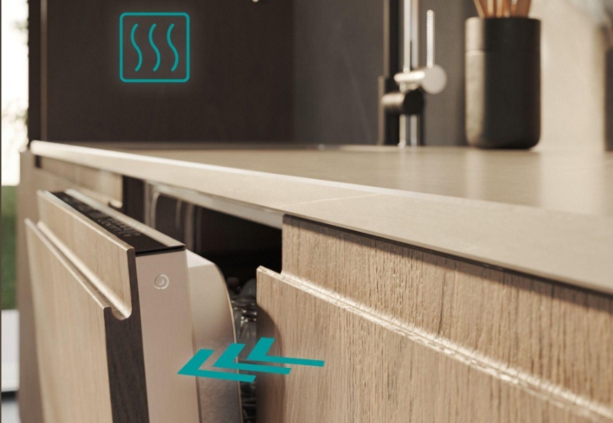 Boční pohled na pootevřená dvířka myčky Siemens - funkce autoOpen dry