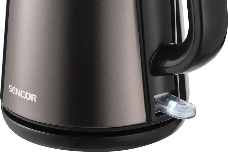 Detailní záběr na spodní část rychlovarné konvice Sencor SWK 0710BK.