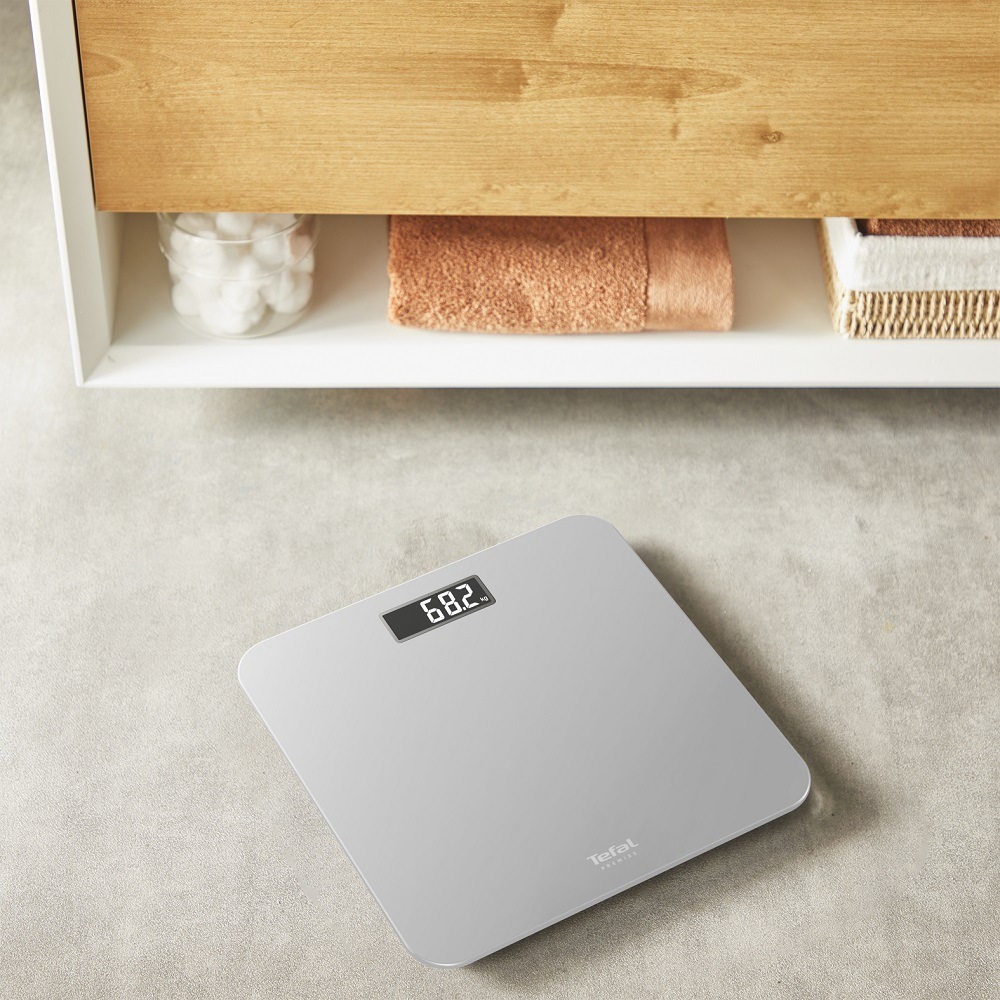 Osobní stříbrná váha Tefal PP1801V0 Premiss ležící na podlaze v koupelně
