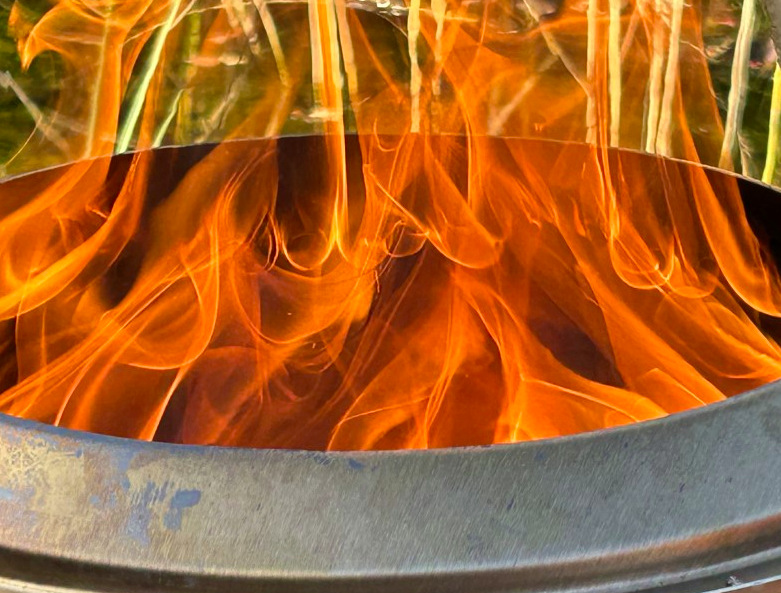 Detail plamene uvnitř nerezového ohniště Solo Stove Ranger