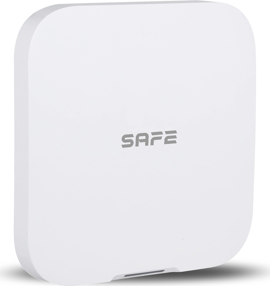 Hub Safe 2 Plus LTE - 9-15 V DC bílý Na obrázku je Hub Safe 2 Plus LTE v bílém provedení z předního šikmého pohledu. Zařízení má jednoduchý čtvercový tvar se zaoblenými rohy, hladký matný povrch a šedé logo SAFE uprostřed. Tělo je tenké a nenápadné, vhodné pro umístění na stěnu nebo do interiéru. Ve spodní části je vidět úzký výřez s indikačním prvkem.