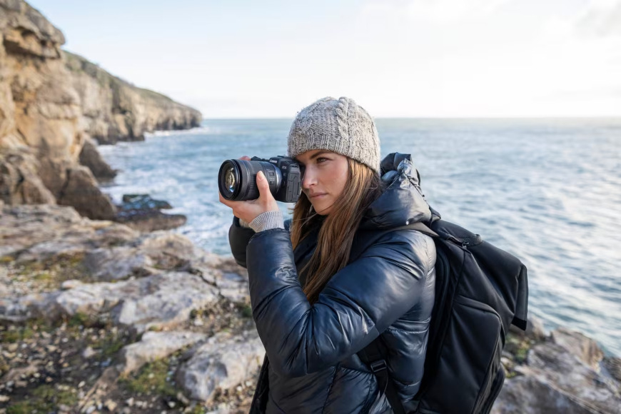 Digitální fotoaparát Canon EOS R6 Mark III + RF 24-105 mm f/4-7.1 IS STM černý Ptáček sedící na fotoaparátu EOS R6 Mark III s objektivem Canon RF 24–105 mm f/4L STM