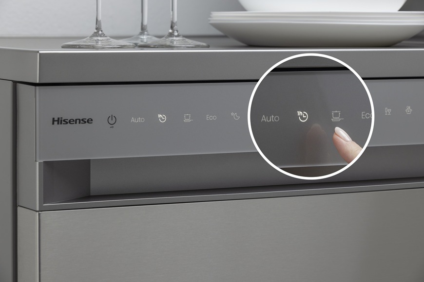 Myčka nádobí Hisense HS673A90BX černá Žena zapíná Eco režim na ovládacím panelu myčky.