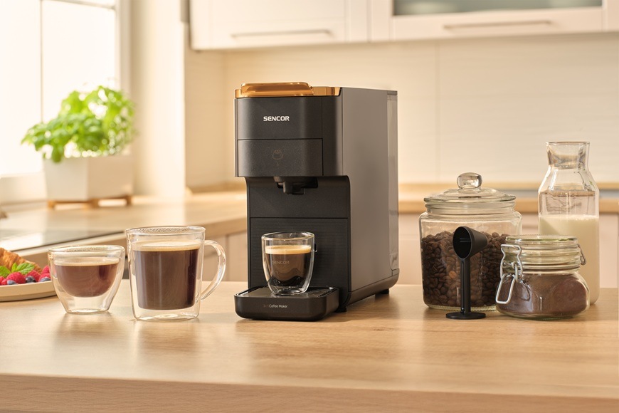 Kapslový kávovar Sencor SCC 1000BK přináší elegantní design a kompaktní provedení, které se hodí do každé moderní kuchyně. Umožňuje rychlou přípravu espressa i dalších kávových specialit z kapslí nebo mleté kávy, takže si můžete každý den vychutnat čerstvou kávu přesně podle své chuti.