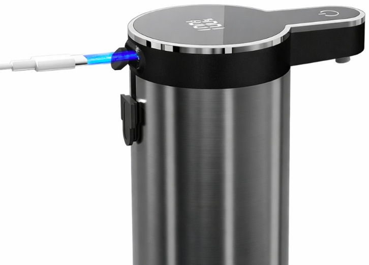 Nabíjení dávkovače GLOX FST01S přes USB-C konektor vedle držáku pro montáž na stěnu