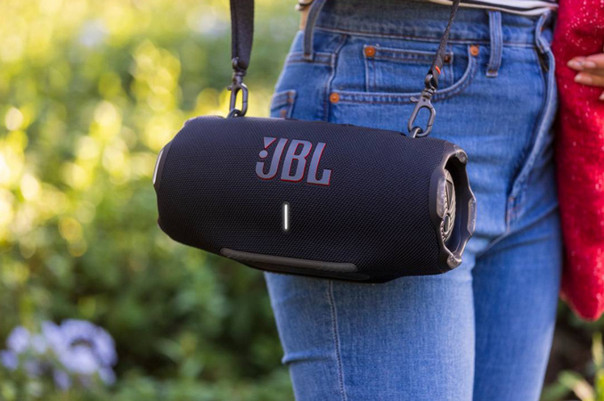 Přenosný reproduktor JBL XTREME 4, černý má i praktické poutko