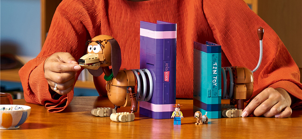 Stavebnice LEGO® │ Disney a Pixar 43301 Knižní zarážky: Slinky z filmu Toy Story Dvě knihy s motivy filmů Pixar ukrývají odkazy na známé postavy a otočný knoflík vysouvá knižní hřbet.