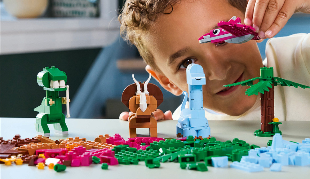 Stavebnice LEGO® Classic 11041 Kreativní dinosauři Sada nabízí T-rexe, triceratopse, brontosaura a ptakoještěra, které mohou děti stavět podle předloh.