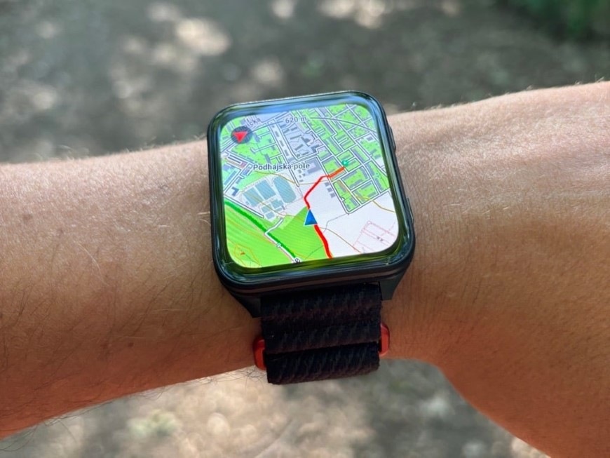 Chytré hodinky Garmin Venu X1 zlaté Zápěstí s hodinkami Garmin Venu X1 ukazujícími trasu v navigaci