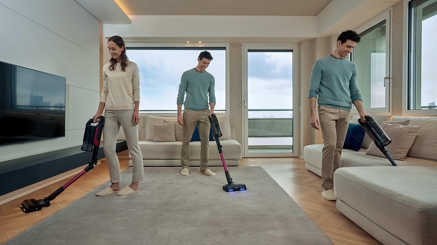 Tyčový vysavač Hoover HF610HX 011 černý lidé používají tyčový vysavač Hoover HF610HX 011 na různých místech v obýváku