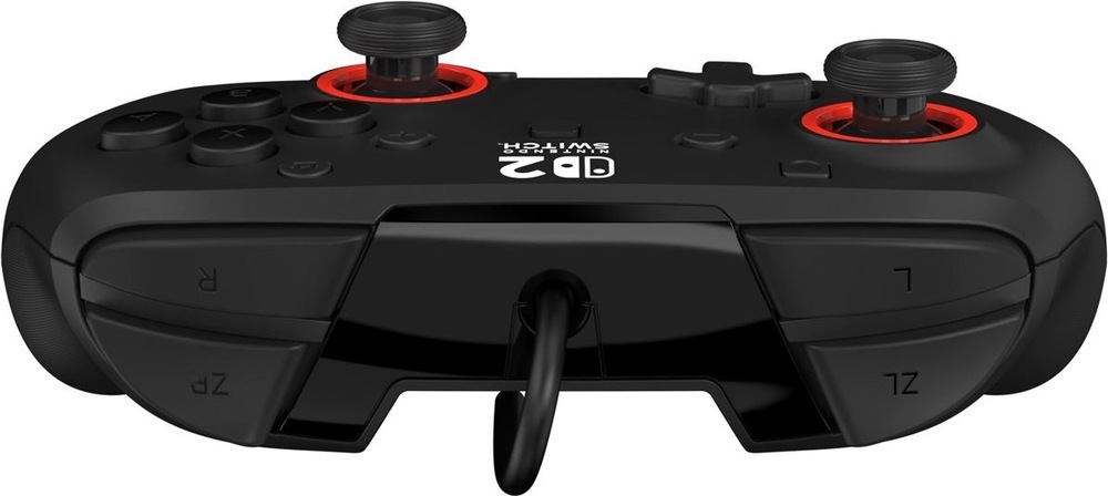 Na obrázku je zadní horní část černého drátového gamepadu Turtle Beach Rematch Wired. Vidět jsou dvě dvojice horních tlačítek L, ZL, R a ZR, uprostřed vyvedený připojovací kabel a nad nimi analogové páčky s červenými kroužky. Snímek zdůrazňuje rozmístění ramenních tlačítek a kabelové připojení ovladače.