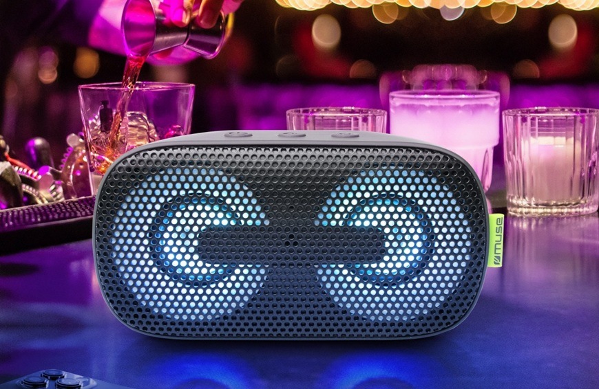 Přenosný reproduktor MUSE M-370DJ černý Přenosný reproduktor MUSE M-370DJ je položen na baru, kde se připravují drinky.