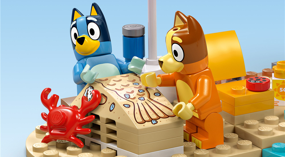 Stavebnice LEGO® Bluey 11202 Bluey a rodinný výlet autem na pláž Auto lze zapojit do dalších příběhů, kombinovat s jinými stavebnicemi Bluey a využít při dlouhém rodinném hraní.