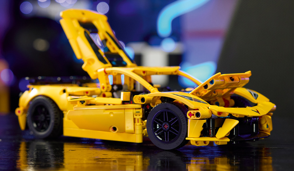 Stavebnice LEGO® Technic 42205 Chevrolet Corvette Stingray Model s 732 dílky nabízí dětem od 9 let spojení realistických mechanismů, kreativního stavění a sportovního designu.