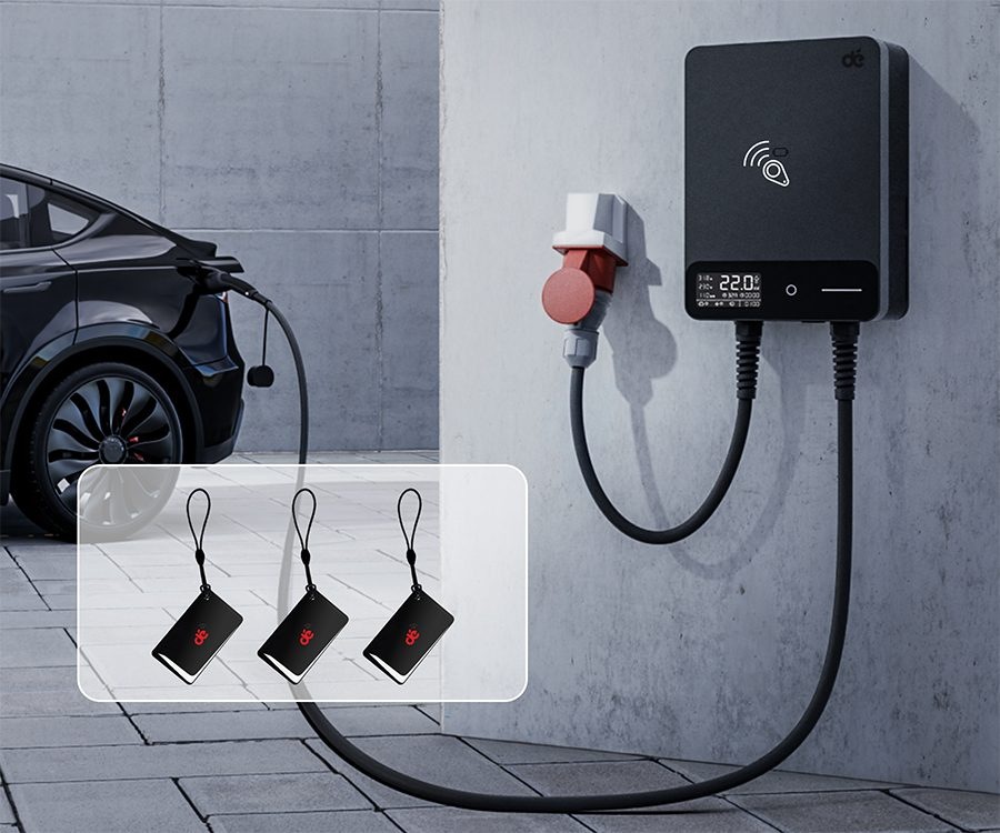 Elektromobil u wallboxu dé s bezkontaktními RFID přívěsky pro autorizaci nabíjení.