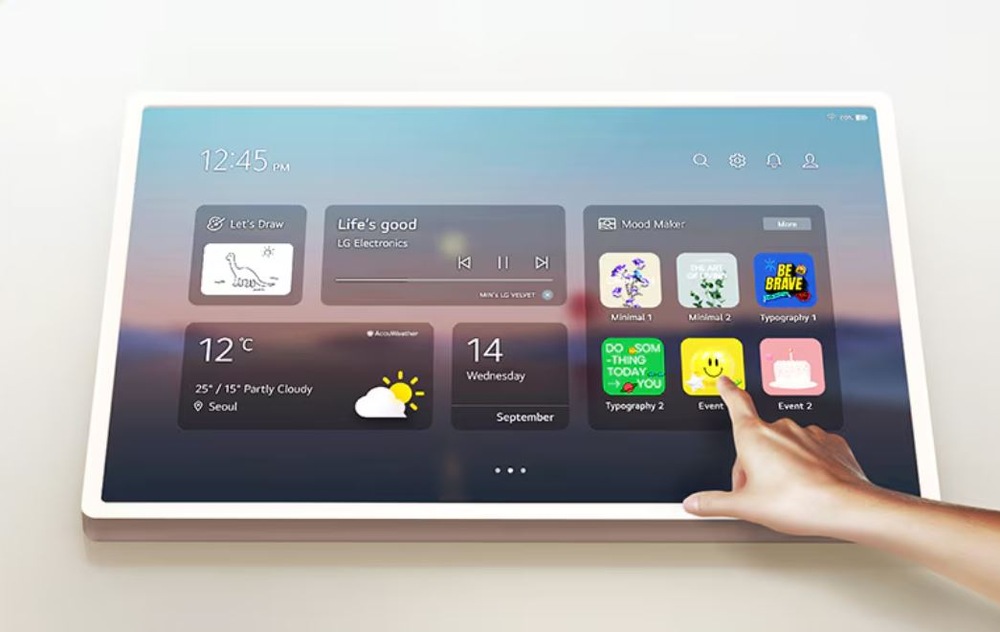 Televize LG 27LX6TDGA ruka ovládá aplikace na dotykovém displeji televize LG 27LX6TDGA