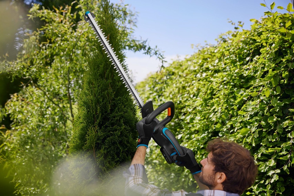 Nůžky na živý plot Gardena EasyCut 55/18V obsahují akumulátor pro práci po dobu až 55 minut