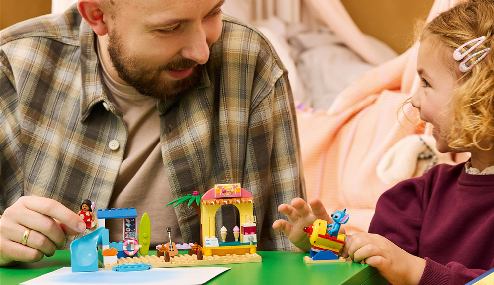 Stavebnice LEGO® │ Disney 43280 Zábava na pláži s Lilo a Stitchem Lilo a Stitch inspirují děti k veselým scénkám, při nichž střídají role a vymýšlejí vlastní dobrodružství.