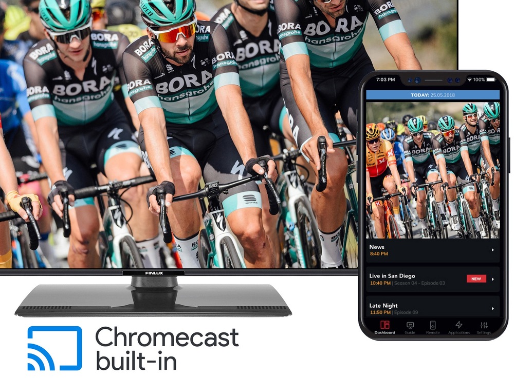 Na obrazovce televize Finlux je cyklistický závod, před televizí je mobilní telefon, na jehož displeji je stejný záběr, pod televizí je nápis Chromecast built-in