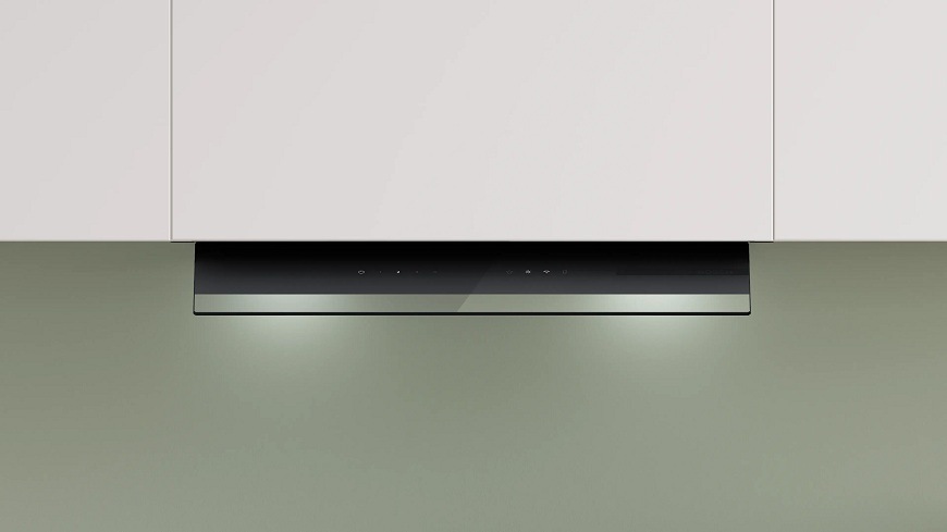 Pohled na integrovaný odsavač par Bosch DBB87DP60, kdy je v lince vidět pouze otevřený skleněný panel