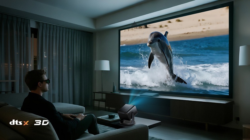 muž sleduje 3D film o delfínovi s příslušnými brýlemi 