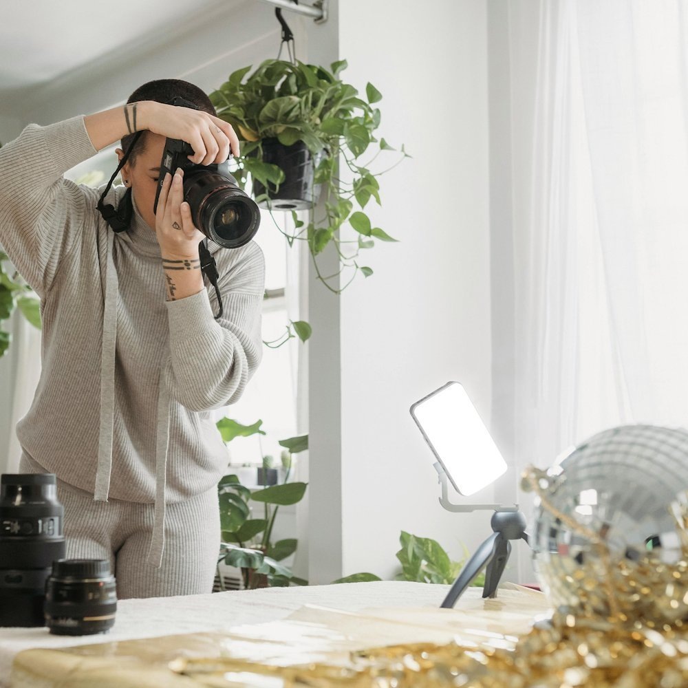 LED světlo Rollei LUX Compact 40W RGB disponuje vysokým výkonem 40 W a plynulou regulací nasvícení od 1 do 100 %