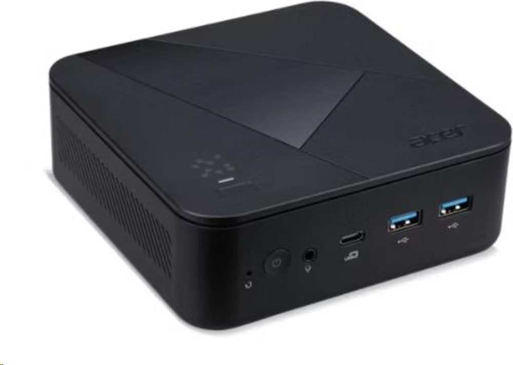 Na obrázku je mini počítač Acer Revo Box RB102-BARR R5 v černém provedení z předního šikmého pohledu. Má nízké kompaktní tělo se zaoblenými rohy, decentní geometrický vzor na horní straně a logo Acer. Na předním panelu jsou vidět tlačítko napájení, audio konektor, USB-C a dva USB-A porty. Na levém boku je větrací mřížka pro odvod tepla.