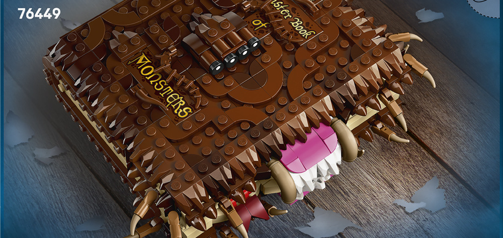 Minifigurka Nevilla doplňuje model a díky jeho rozměrům se kniha neztratí ani při vystavení.