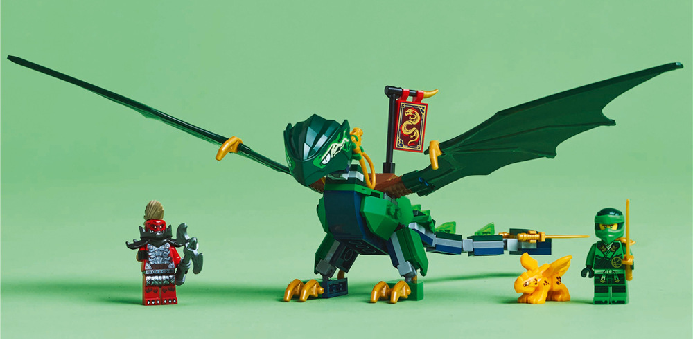 Stavebnice LEGO® NINJAGO® 71829 Lloydův zelený lesní drak Lloyd se dračímu zvědovi se sekerou postaví v boji, do kterého může zasáhnout i dračí mládě.