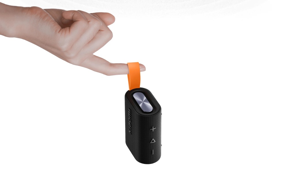 Přenosný reproduktor Xiaomi Sound Pocket růžový Ruka drží reproduktor Xiaomi Sound Pocket za poutko