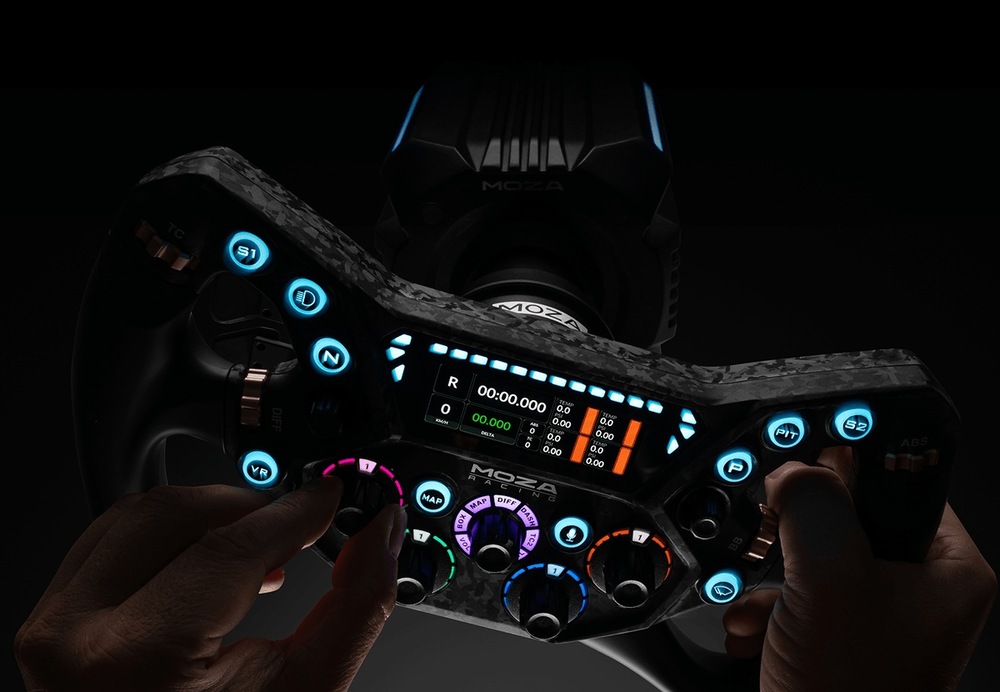 Volant Moza Racing KS Pro hliník Detailní záběr rukou svírajících špičkový volant pro závodní hry, osvětlený modrými a oranžovými LED diodami. Digitální displej zobrazuje telemetrická data.