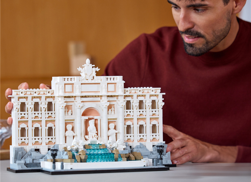 Stavebnice LEGO® Architecture 21062 Fontána di Trevi Hotová Fontána di Trevi se stane působivou dekorací pro milovníky architektury, cestování a italských památek