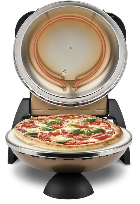 Pizza na žáruvzdorném kameni v otevřené peci s rozžhaveným horním tělesem