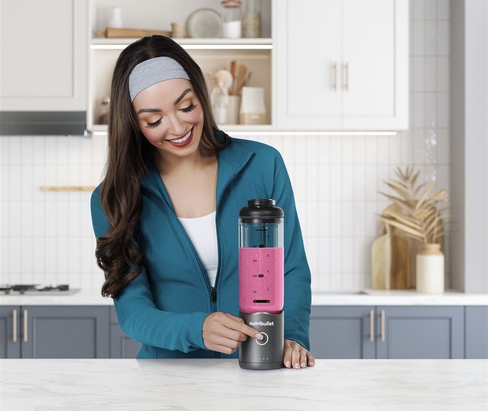 Příprava smoothie pomocí stolního mixéru Nutribullet Flex NBP013GM
