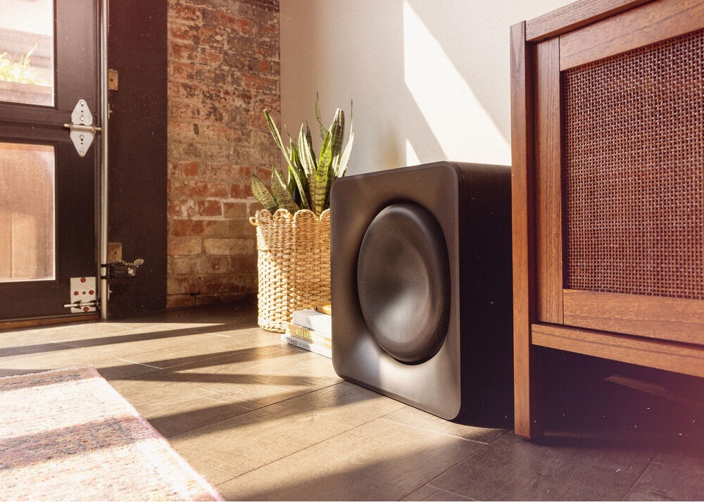 Subwoofer Klipsch Flexus SUB 200 černý Subwoofer Klipsch Flexus SUB 200 stojí na zemi vedle skříňky v obývacím pokoji