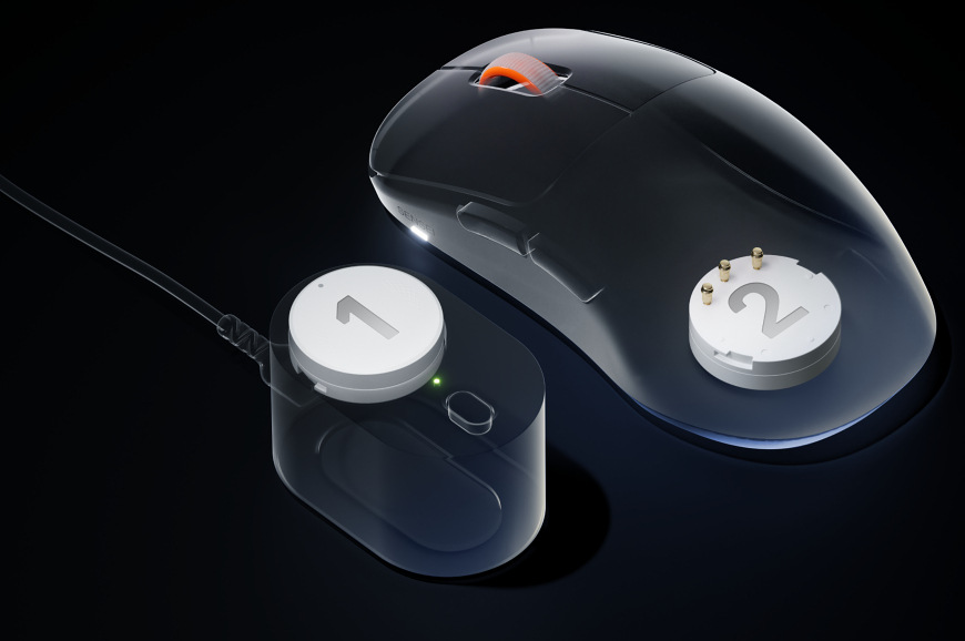 Myš SteelSeries Sensei Pro WL bílá Průhledová vizualizace dvou výměnných baterií v myši Sensei Pro a nabíjecí základně