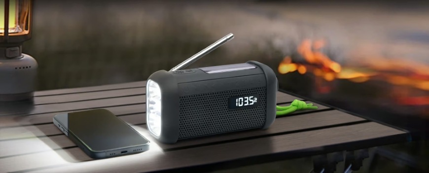Radiopřijímač MUSE MH-08 MB černý Radiopřijímač MUSE MH-08 MB s rozsvícenou LED lampou je umístěný na stole v přírodě