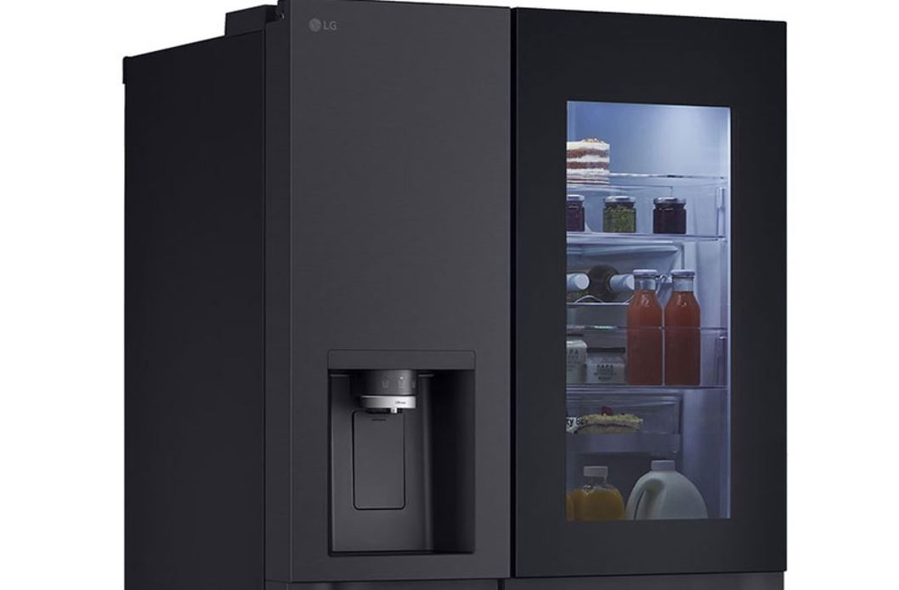 Americká lednice LG GSGE91EVAC černá Detail nápojového automatu umístěného na dvířkách americké lednice LG GSGE91EVAC. Na druhé polovině je instaview okénko.