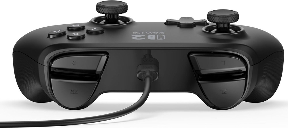 Gamepad PowerA Advantage - Nintendo Switch 2 černý Na obrázku je černý drátový gamepad PowerA Advantage pro Nintendo Switch 2 z pohledu na horní zadní část. Uprostřed je připojený kabel, po stranách jsou dobře vidět horní tlačítka a spouště L, R, ZL a ZR. Rukojeti mají jemně texturovaný povrch pro pevnější úchop. V horní části snímku jsou částečně vidět také analogové páčky, směrový kříž a tlačítka A, B, X a Y.
