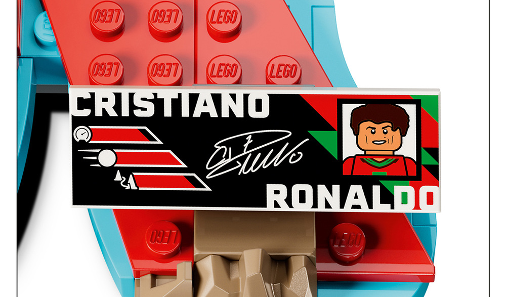 Stavebnice LEGO® Editions 43012 Cristiano Ronaldo – Hvězdné momenty fotbalu Aplikace LEGO Builder nabízí přehledný 3D návod a pomáhá při stavění modelu z 490 dílků