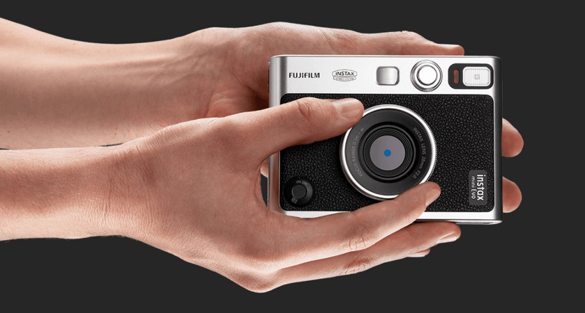 Instantní fotoaparát Fujifilm Instax Mini EVO černý