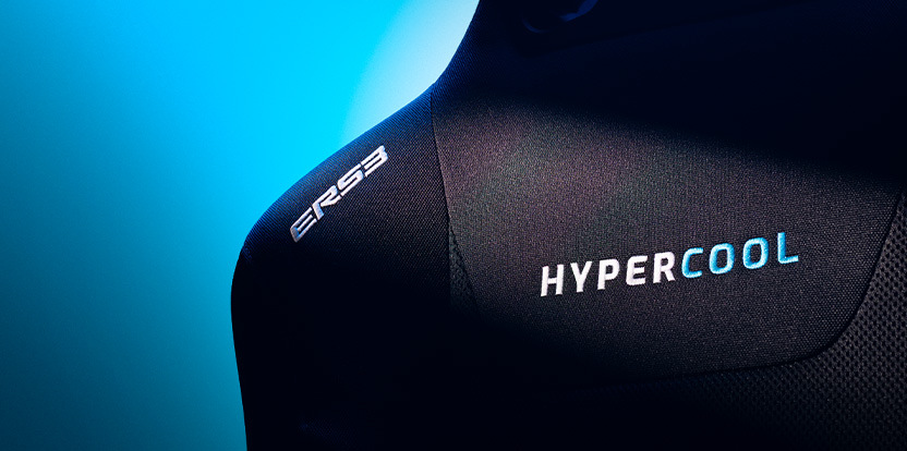 Přídavné sedadlo Next Level Racing ERS3 HYPERCOOL Ventilated černé Detail elegantní černé tkaniny s nápisem „Hypercool“ v modré a bílé barvě a „ERS3“ v bílé barvě na pozadí s výrazným modrým přechodem.