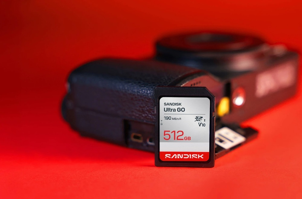 Paměťová karta SANDISK Ultra GO vložená do fotoaparátu