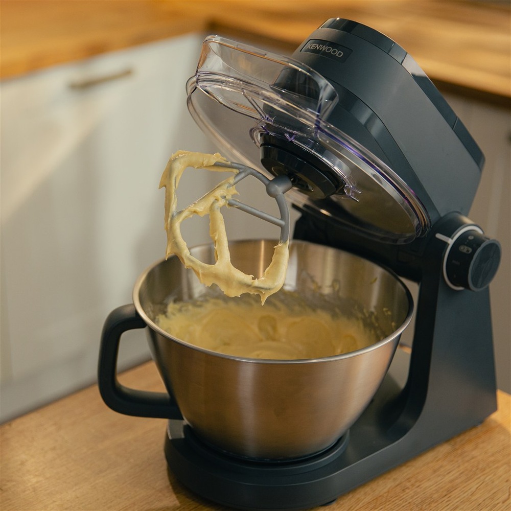 Míchání těsta v kuchyňském robotu Kenwood KHC30.045GY Multi Tasker