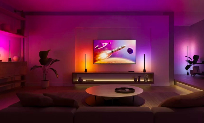 Lampičky Philips Hue Play vytvářejí barevné osvětlení obývacího pokoje sladěné s televizorem
