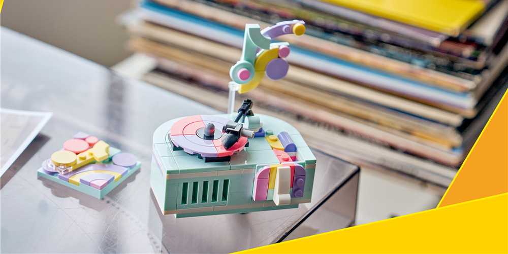 Z jedné sady kostek LEGO vznikne klavír s kočkou, rádio nebo gramofon s odlišnými funkcemi.
