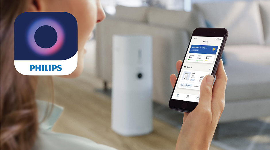 Žena drží v ruce smartphone se zapnutou aplikací Air+ ovládající čističku Philips AC3737/10